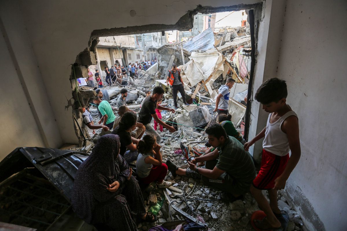 Suche nach noch brauchbaren Dingen: Menschen in den Ruinen bombardierter Gebäude in Khan Younis, Gaza.