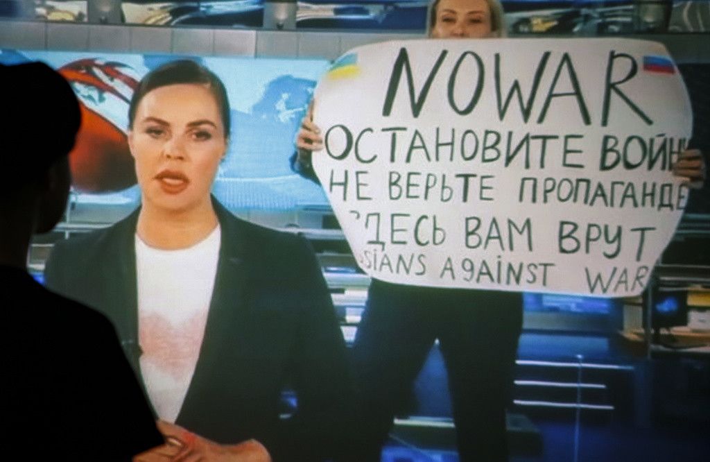 Marina Owsjannikowa (r.) platzt mit einem Anti-Kriegs-Plakat in die Nachrichtensendung.