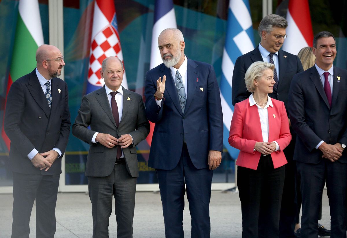 Sie schauen in verschiedene Richtungen: EU-Rats-Präsident Charles Michel (links) und Ursula von der Leyen in Rivalität vereint, hier am Montag am Balkangipfel in Tirana. 