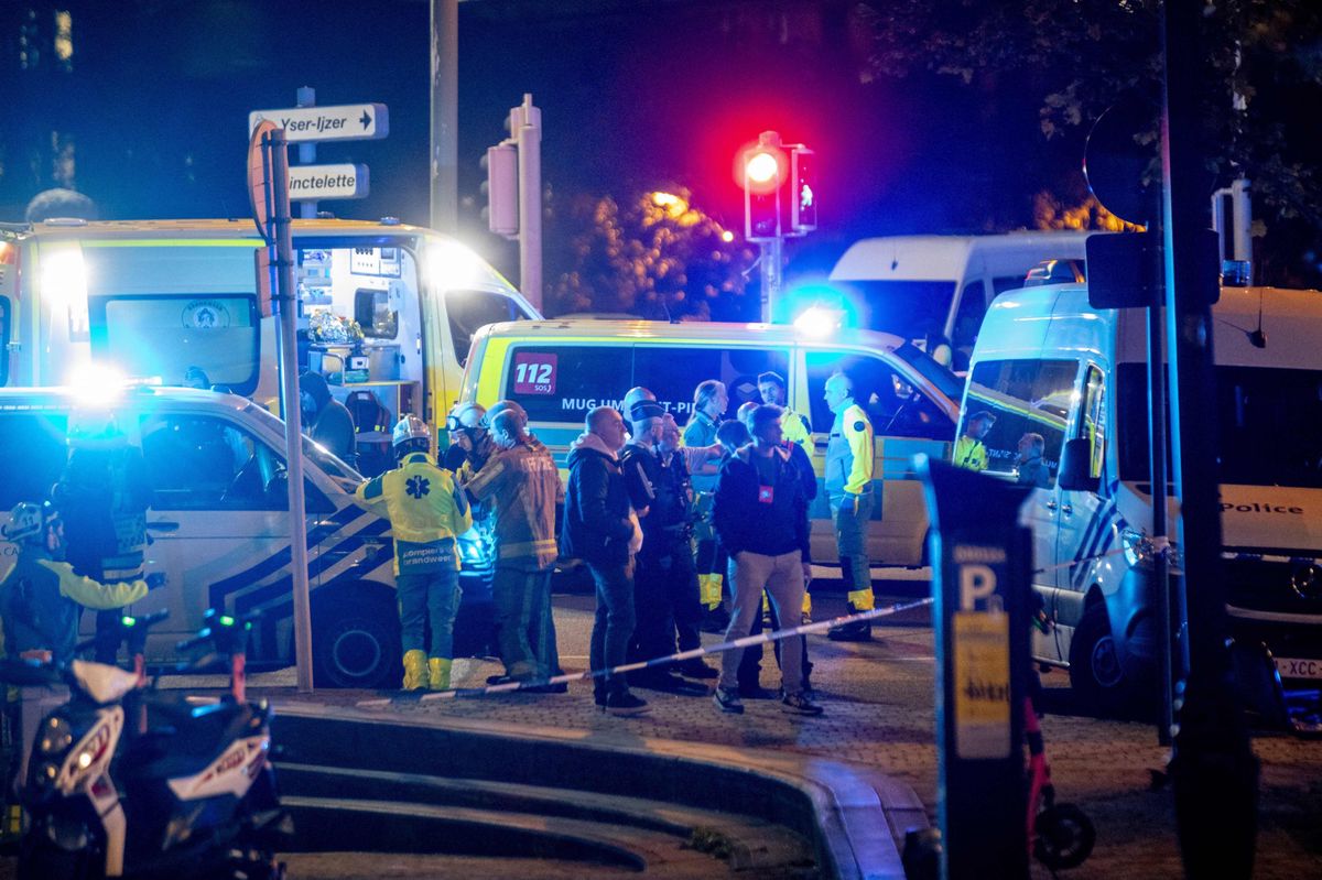 Polizei und Ambulanzen am Ort der tödlichen Schiesserei im Zentrum von Brüssel am Montagabend.  