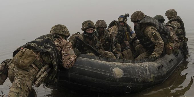 Ukrainische Marinesoldaten sitzen in einem Boot im Dnepr an der Frontlinie bei Cherson. Foto: Alex Babenko/AP/dpa