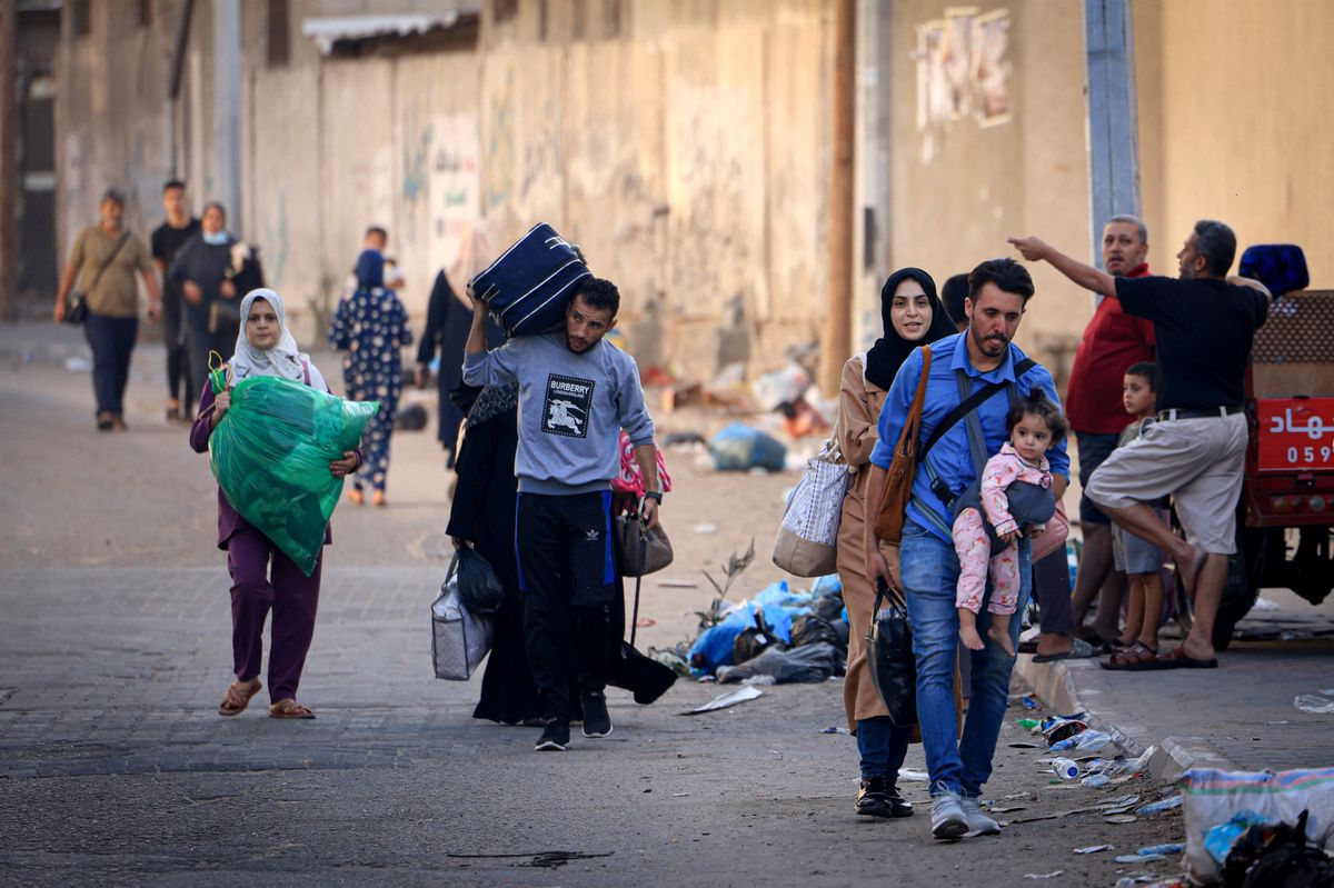Palästinenser fliehen mit ihren Habseligkeiten nach israelischen Luftangriffen am 13. Oktober 2023 in sicherere Gebiete. Israel hat als Vergeltung für die Angriffe der Hamas die sofortige Umsiedlung von den Menschen im Gazastreifen gefordert.