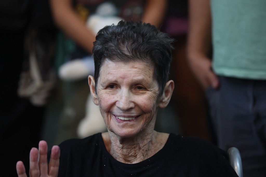 Eine von bisher vier freigelassenen Geiseln: Yocheved Lifshitz (85) in Tel Aviv.