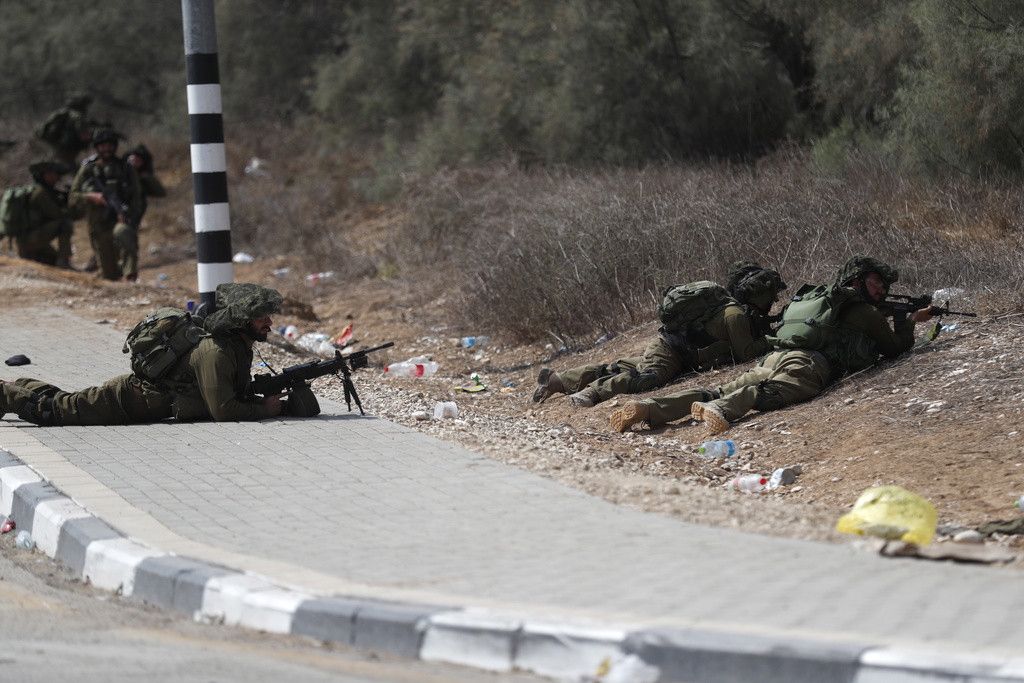 Es herrscht Krieg in Nahost: Soldaten der israelischen Armee nehmen beim Kibbuz Kfar Aza Position ein. 