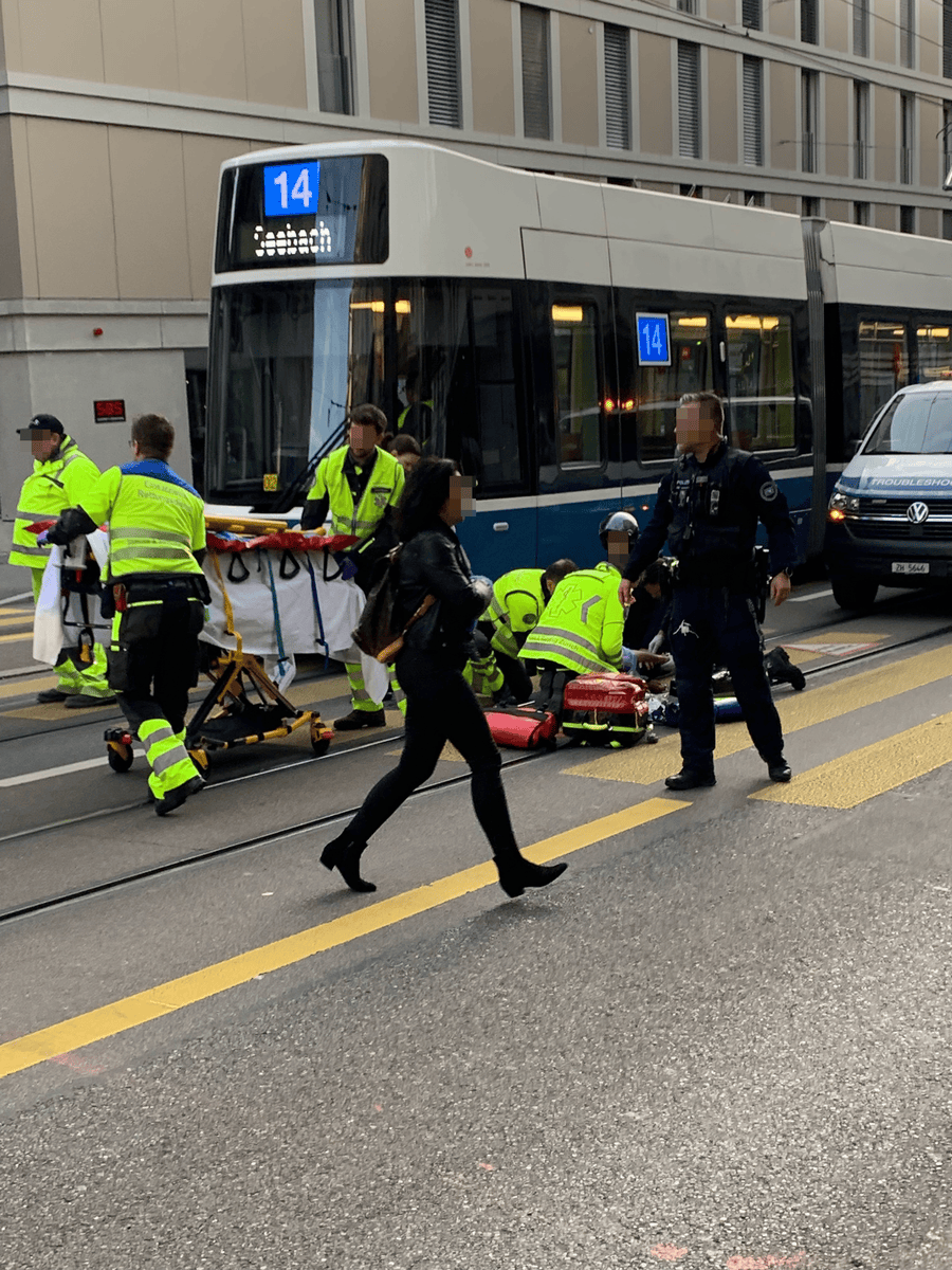 Am Montagmorgen wurde an der Stampfenbachstrasse ein Passant von einem Tram erfasst.