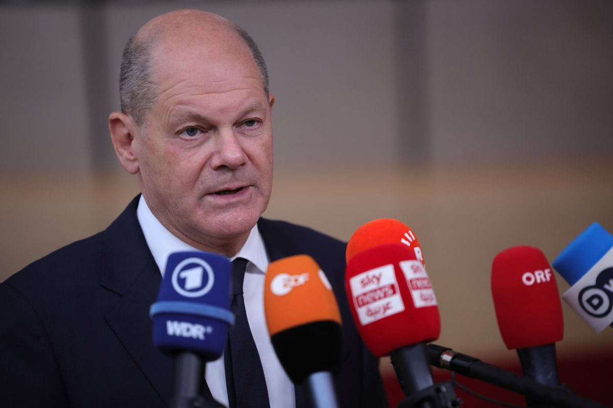 Der deutsche Bundeskanzler Olaf Scholz will zwar dafür sorgen, dass mehr humanitäre Hilfe in den Gazastreifen gelangt, ist aber gegen eine Waffenruhe, die Israels Offensive behindern würde.  