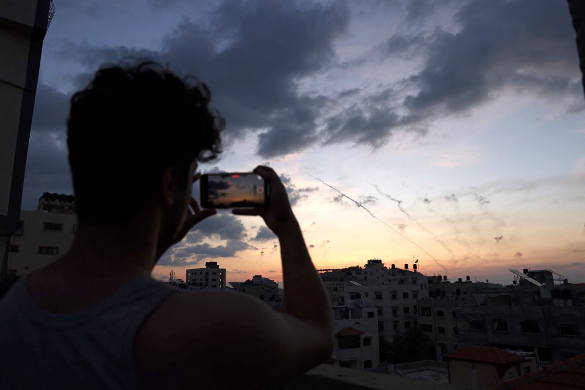 Ein junger Mann in Gaza-Stadt filmt den Start von Raketen, die in Israel einschlagen sollen. Für welche Aussage sein Video womöglich später im Netz herhält, ist eine andere Frage.