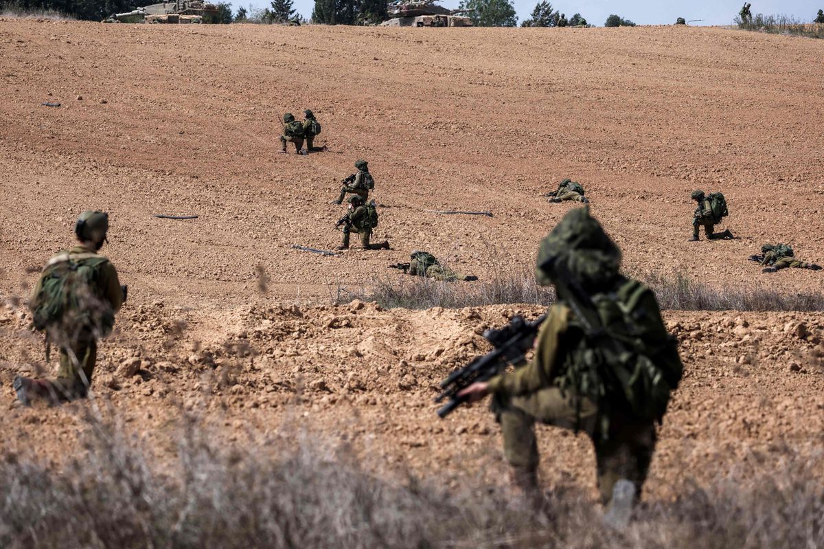 Israelische Soldaten begeben sich im Süden Israels an der Grenze zum Gazastreifen in Stellung.