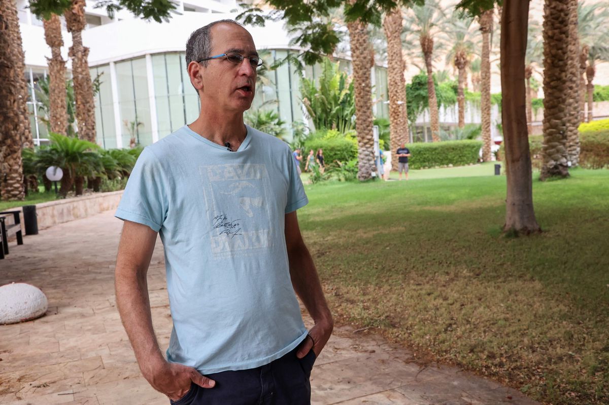 Alon Paurker steht vor dem Hotel David, in dem Überlebende des Kibbuz Zuflucht gefunden haben. (9. Oktober 2023)