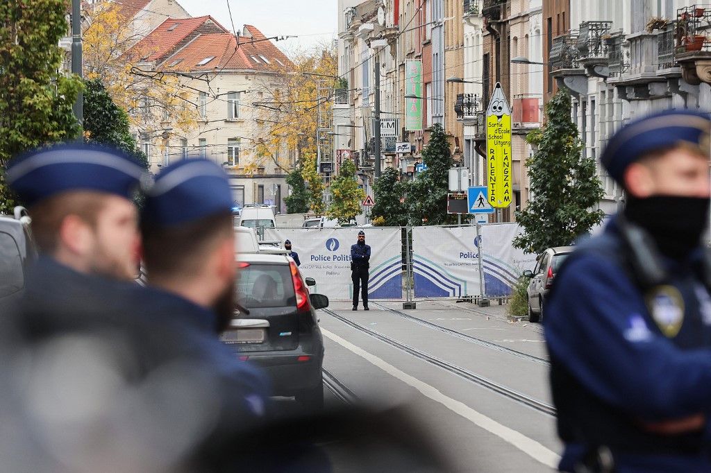 Poizisten sperren den Ort in Brüssel ab, an dem der Attentäter erschossen wurde. 