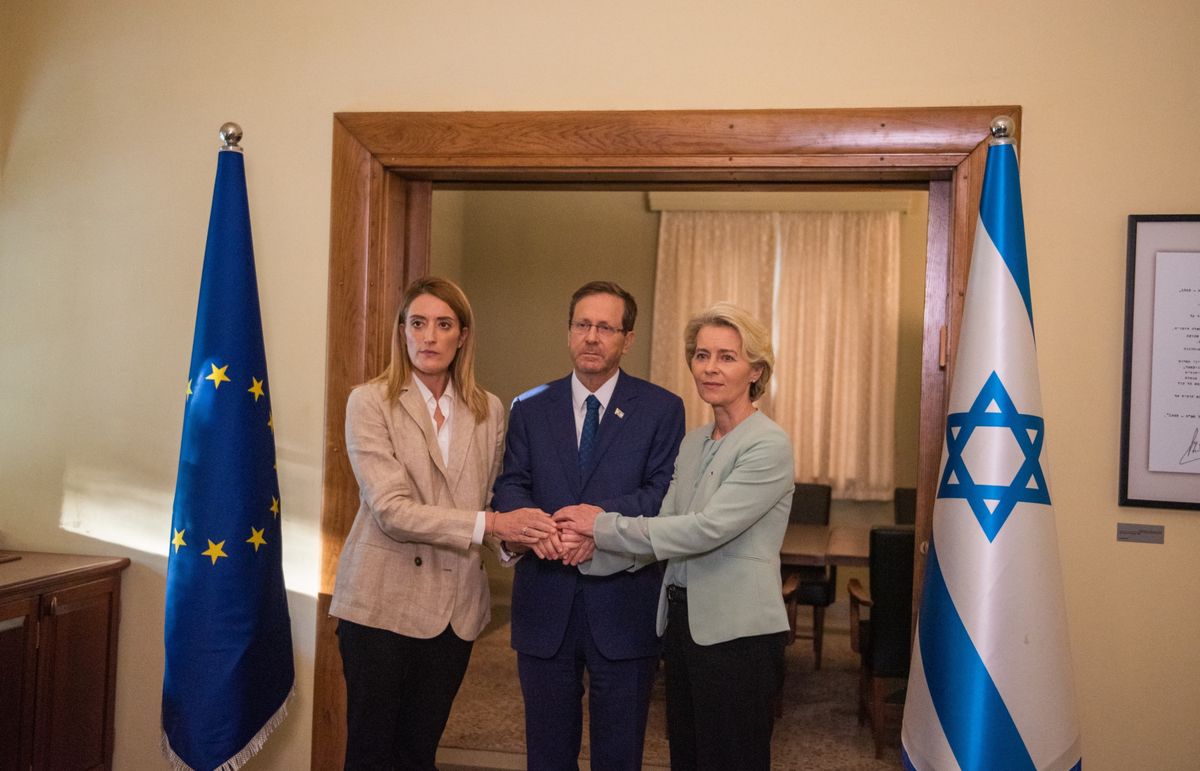 Israels Präsident Isaac Herzog, umrahmt von EU-Parlaments-Präsidentin Roberta Metsola und EU-Kommissions-Chefin Ursula von der Leyen. 