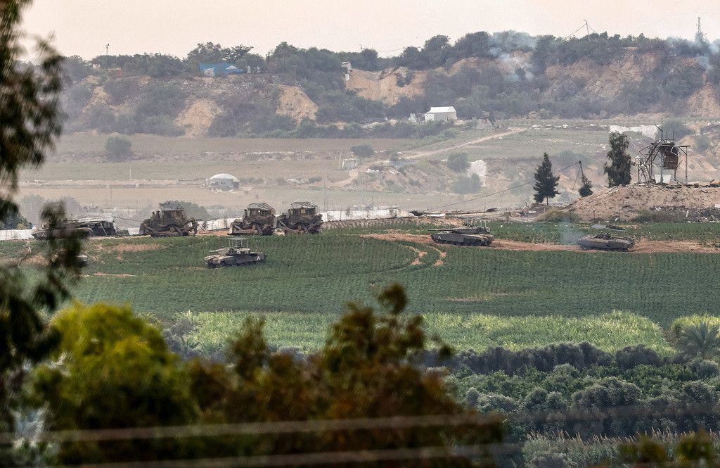 Panzer und Bulldozer der israelischen Armee dringen in den nördlichen Gazastreifen ein. (29. Oktober 2023)