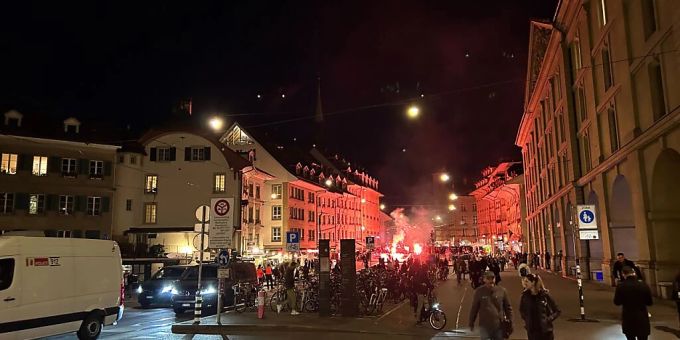 Beim Antifa-Umzug durch Bern wurde ein Polizist verletzt. Die Höhe des Sachschens steht noch nicht fest.