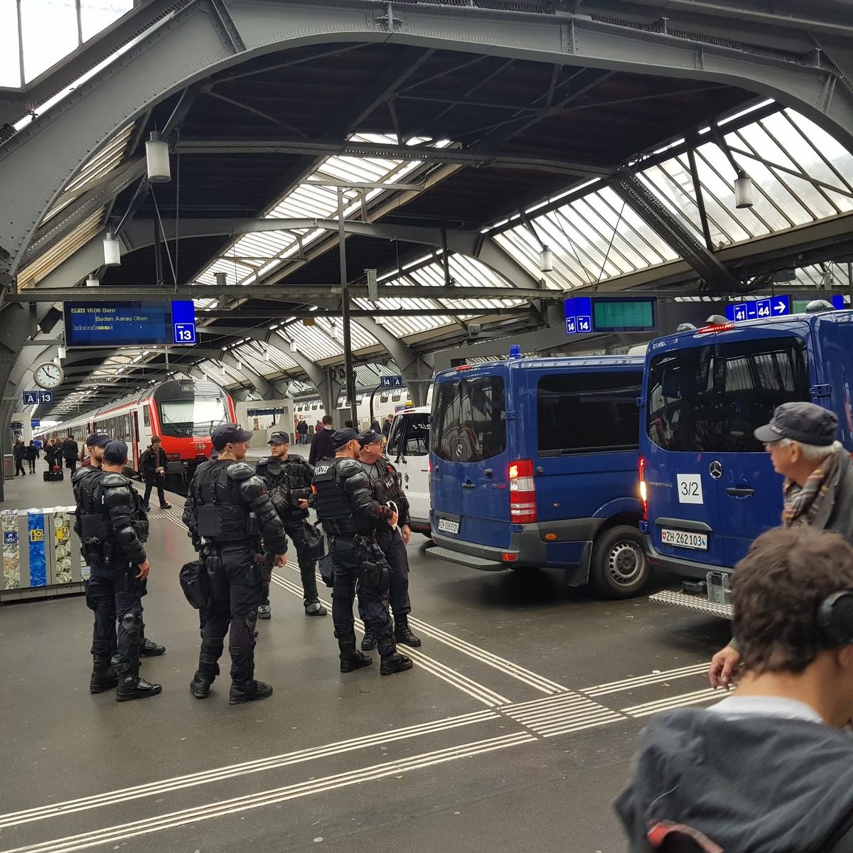 Mehrere Einheiten der Zürcher Stadtpolizei stehen zurzeit am Zürcher Hauptbahnhof im Einsatz. Der Grund ist das heute Abend stattfindende Fussballspiel zwischen dem FC Lugano und dem FC Brügge im Letzigrundstadion.