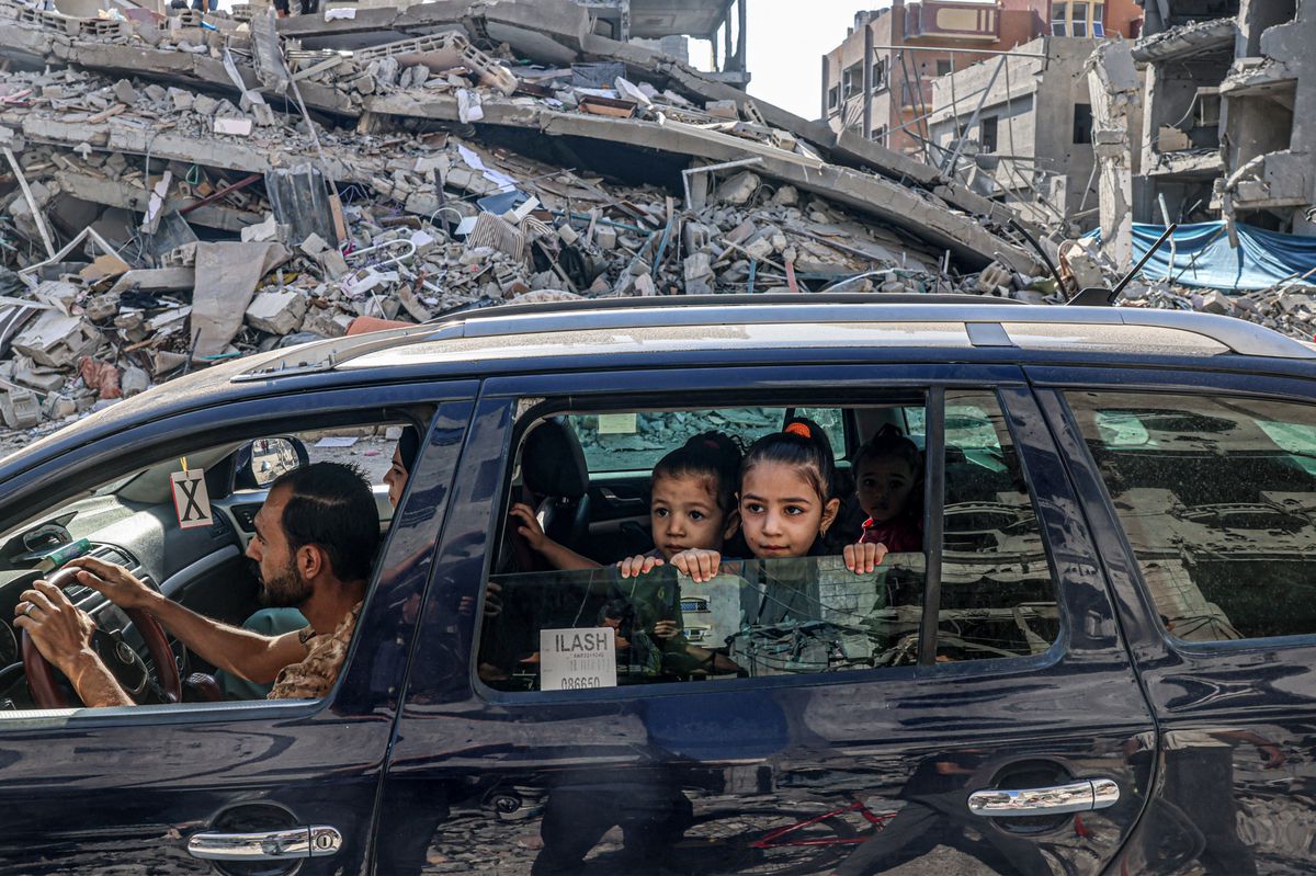 Palästinenser fahren inmitten der Trümmer von Gebäuden im Gazastreifen. 