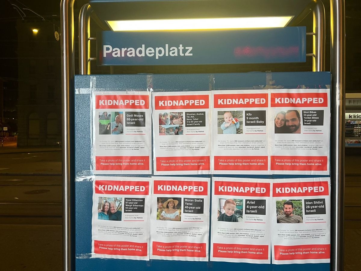 Der Ticketautomat am Paradeplatz ist mit acht dieser Flyer zugeklebt worden. 