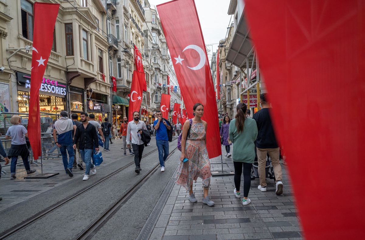 Shopping und Patriotismus: Türkische Flaggen schmücken die Istanbuler Einkaufsmeile Istiklal zum 100. Jahrestag der Gründung der türkischen Republik.