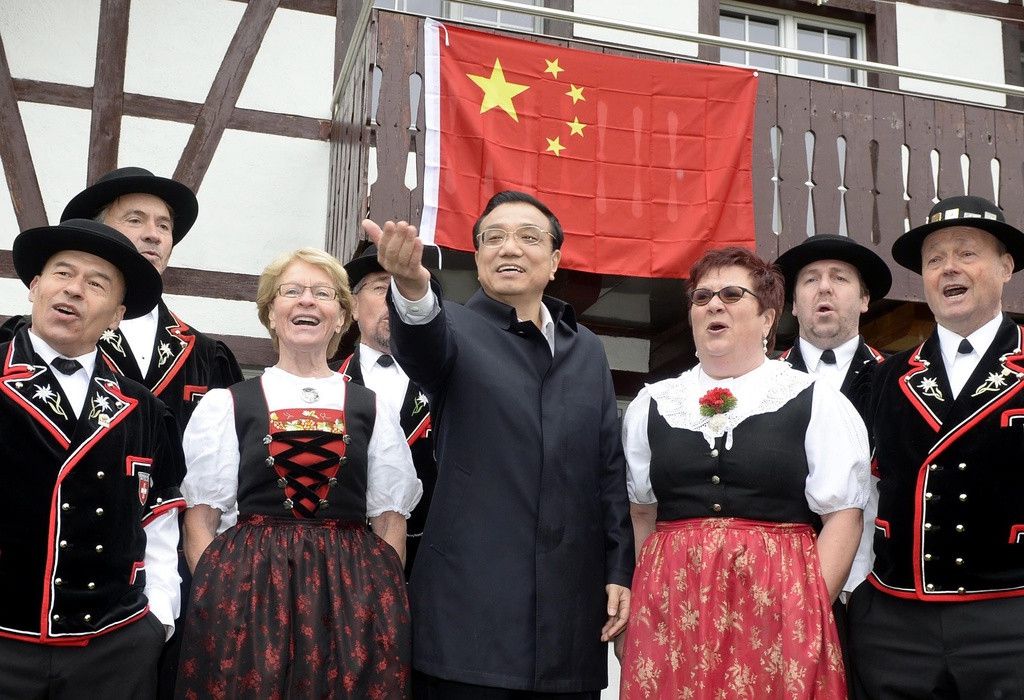 Gruppenbild mit Jodlerchor in Embrach: Minister Li Keqiang bei einem Besuch in der Schweiz im Mai 2013.