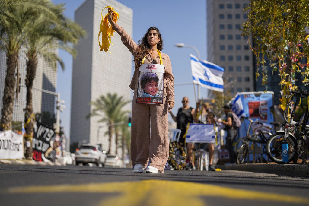 Freiheit für die Geiseln: Eine Demonstrantin mit dem Bild eines von der Hamas entführten Buben in Tel Aviv.