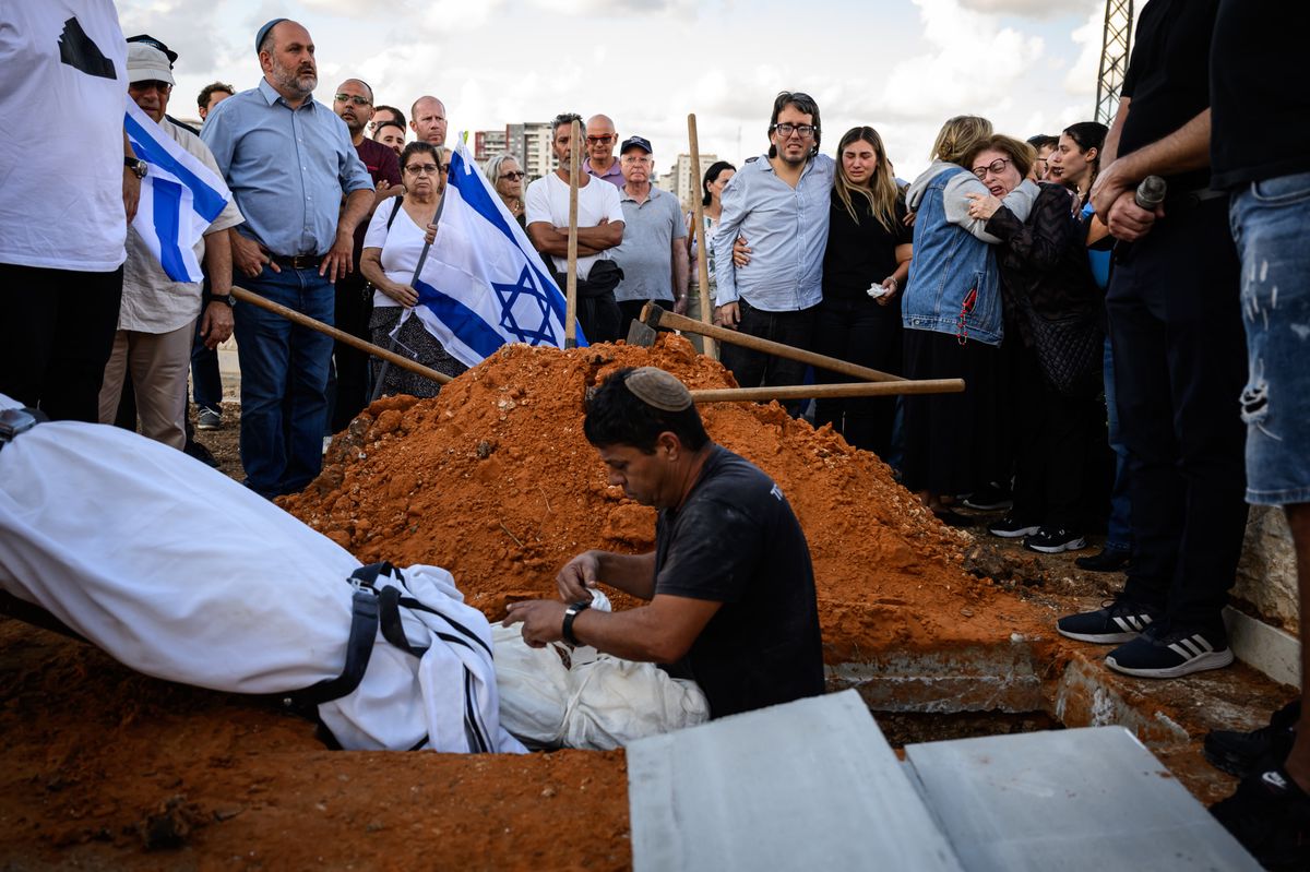 «Mir wurde schnell klar, dass ich aufpassen muss, was ich anschaue oder lese», sagt eine Leserin. Im Bild: Trauernde bei der Beerdigung eines von der Hamas getöteten Zivilisten auf dem Yehud-Monosun-Friedhof bei Tel Aviv.