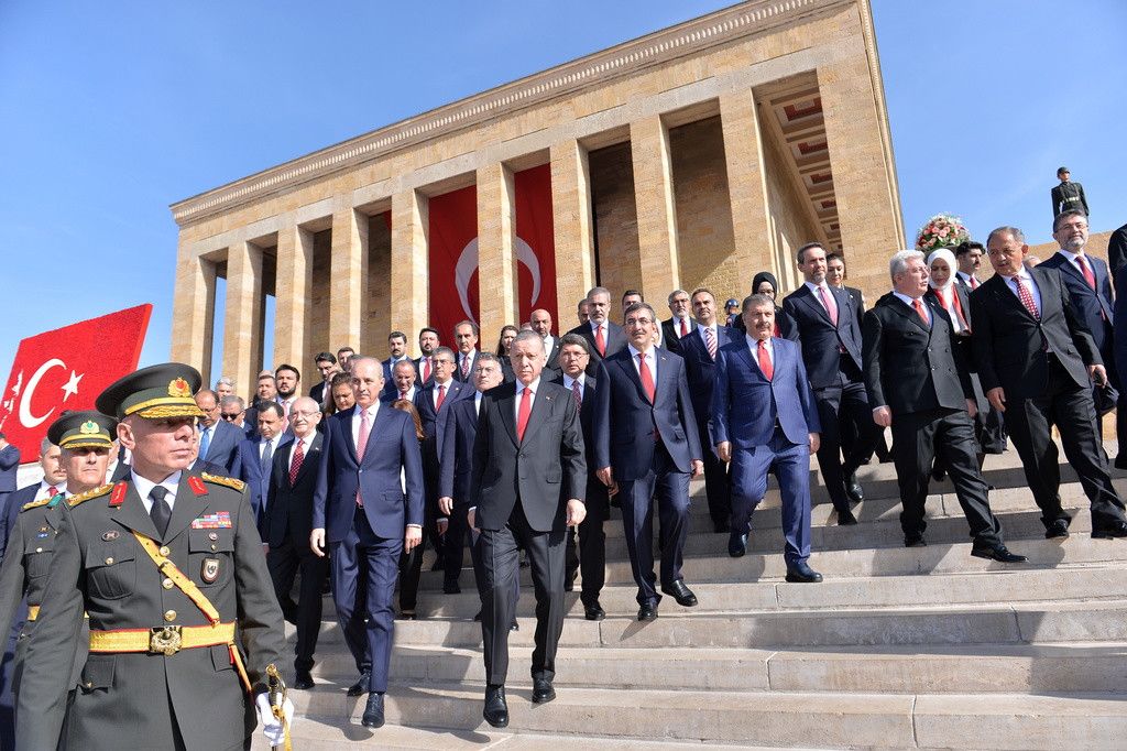 Eine Pflichtübung: Präsident Recep Tayyip Erdogan (Mitte) und hohe Vertreter von Staat und Politik in Anitkabir, wo sich das Mausoleum zu Ehren von Staatsgründer Mustafa Kemal Atatürk befindet.