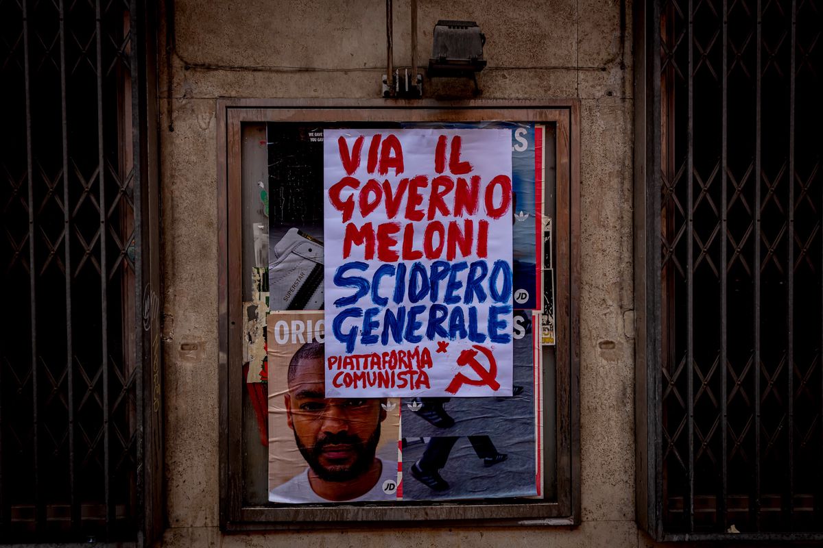 Ein Plakat mit der Aufschrift «Weg mit der Regierung Meloni, Generalstreik» in Rom.  