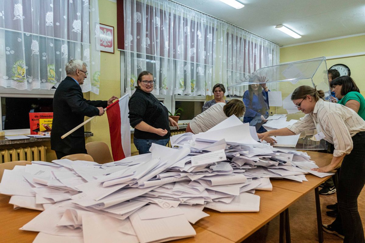 In Wrocław (Breslau) zählen Wahlhelfer Stimmen aus. 