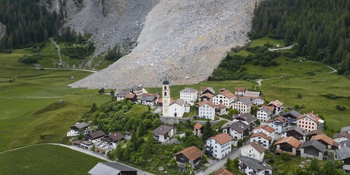 In der Nacht auf den 16. Juni gingen 1,2 Millionen Kubikmeter Fels oberhalb von Brienz GR ab. Experten fanden nun heraus, dass ein heftiger Felssturz von weicherem Material kurz vor dem Dorf aufgefangen wurde. (Archivbild)