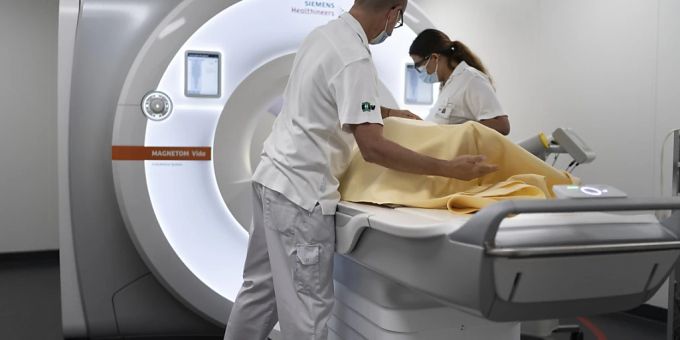 MRI-Behandlungen brauchen besonders viel Energie, wie Chefarzt Nicolas Senn sagte.