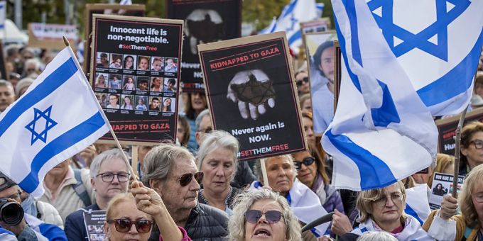 Hunderte von Menschen demonstrierten am Sonntag vor der Uno in Genf für die Freilassung der über 200 Geiseln in der Gewalt der palästinensischen Hamas.