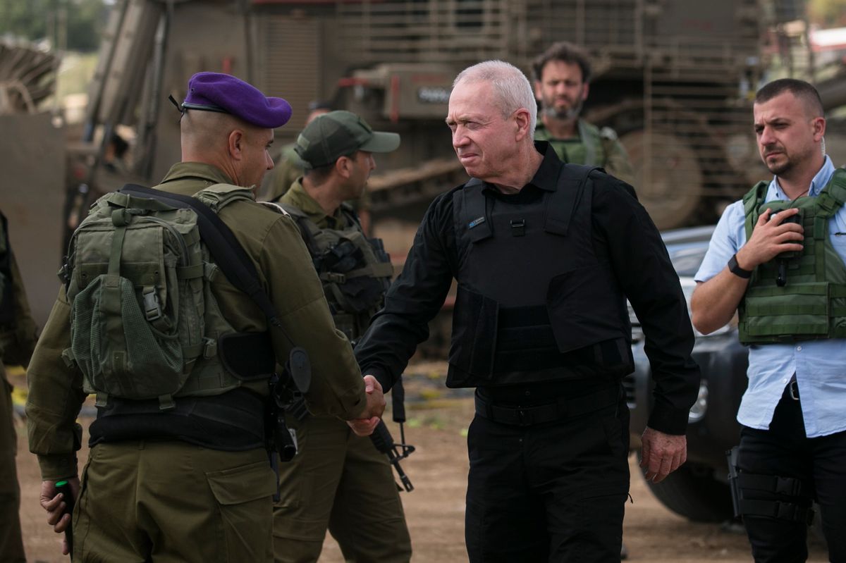 Hohe Verluste erwartet: Der israelische Verteidigungsminister Joav Gallant auf Truppenbesuch in Sderot nahe dem Gazastreifen. 