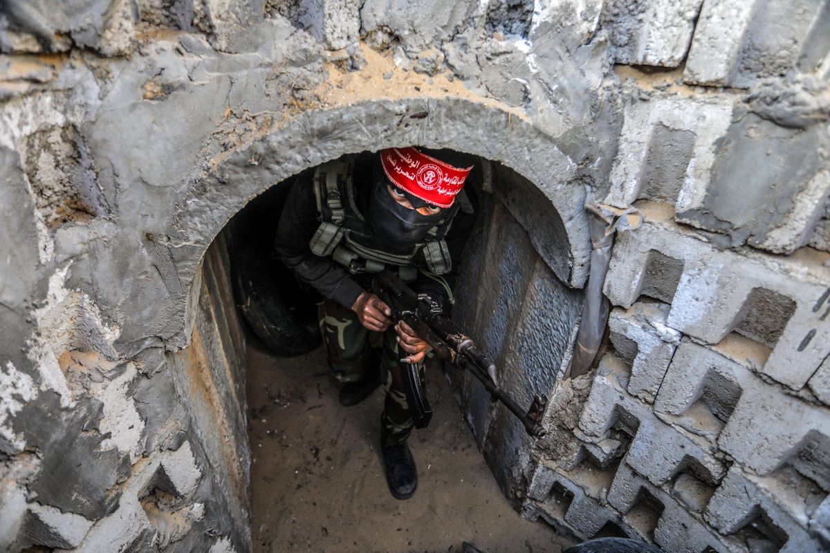 Palästinensische Kämpfer in einem Tunnel im südlichen Gazastreifen, die sich auf eine Eskalation mit Israel im Gazastreifen vorbereiten. 