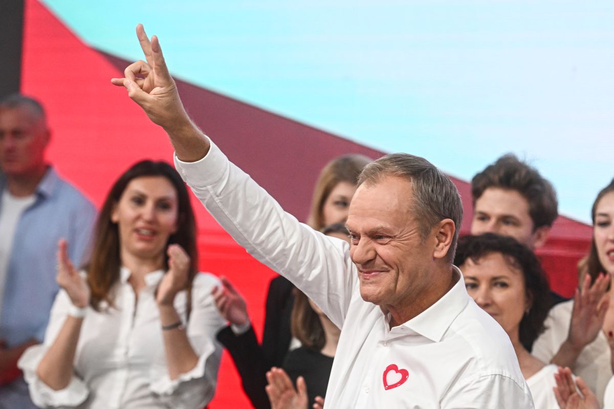 Oppositionsführer Donald Tusk feiert in Warschau den zweiten Platz – und die Möglichkeit, mit verbündeten Parteien eine Regierung bilden zu können.