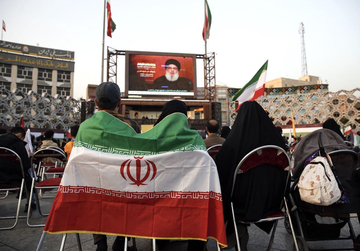 Die Rede wurde auch im Iran übertragen: In die iranische Flagge gehüllt, verfolgt ein Paar in Teheran Nasrallahs Auftritt. 