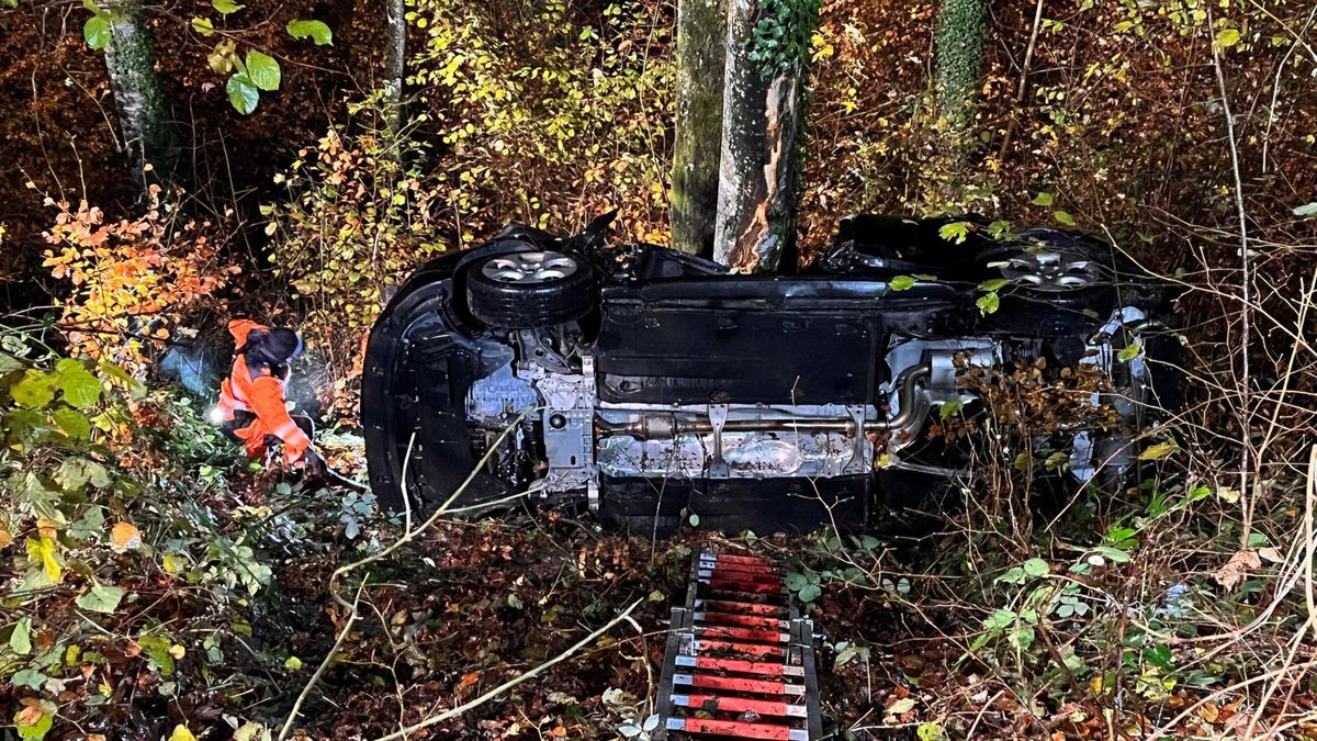 Am Samstagabend verunglückte ein 26-jährige Autofahrer bei Sternenberg mit seinem Auto. Er musste mit schweren Verletzungen mit dem Rettungshelikopter ins Spital geflogen werden.