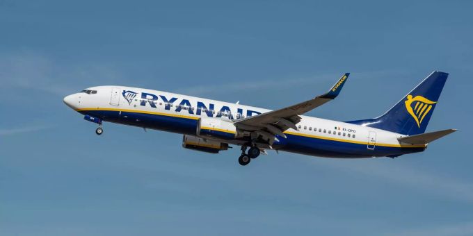 Ein Flugzeug der irischen Fluggesellschaft Ryanair im Landeanflug.