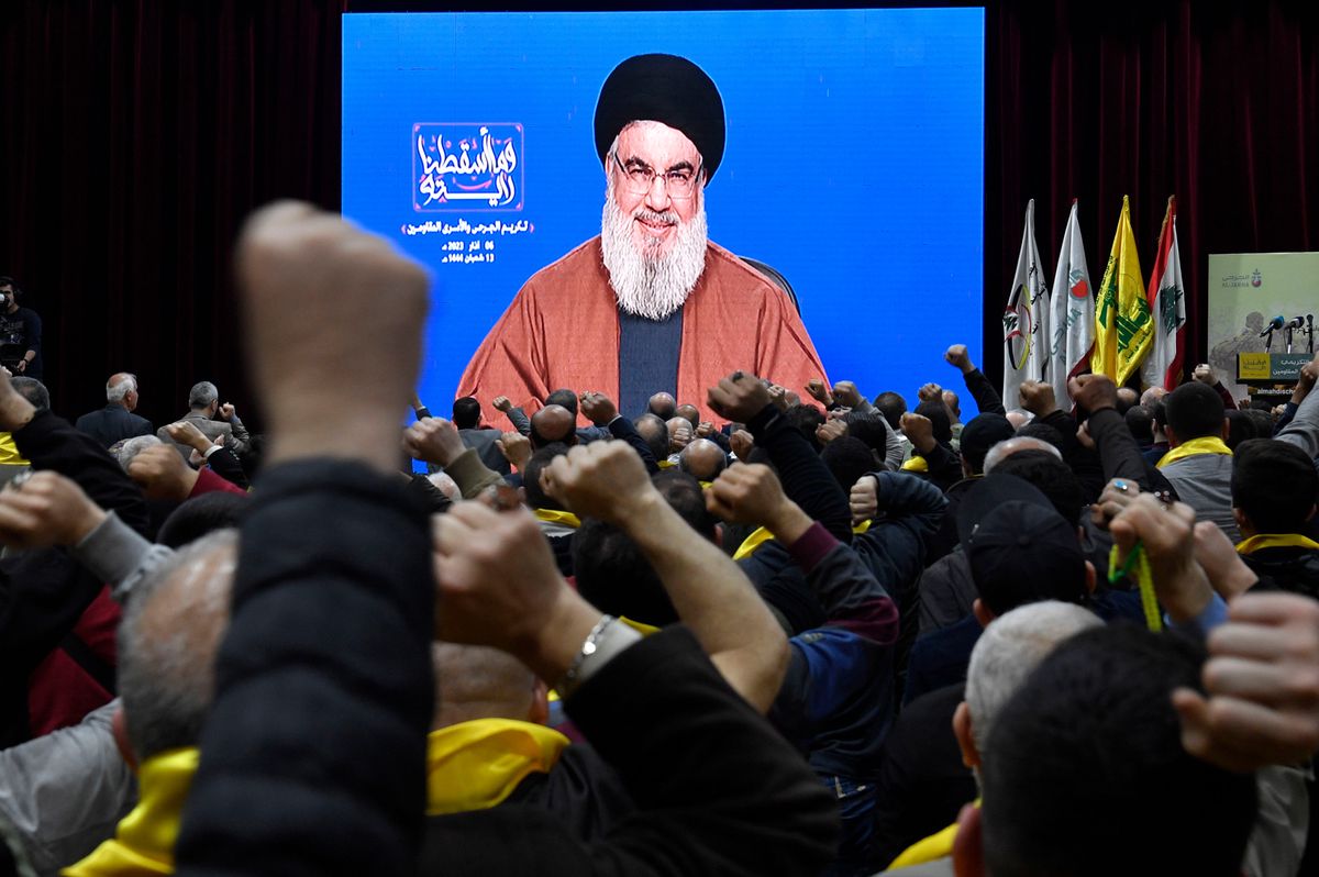 Seine Anhänger fragen sich, was heute passiert: Hassan Nasrallah bei einer Rede, die während einer Kundgebung in einem Vorort von Beirut auf einer Leinwand übertragen wurde. (6. März 2023)