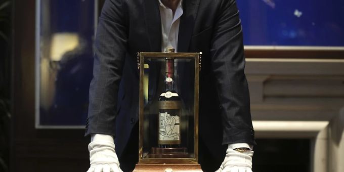 ARCHIV - Blick auf eine Flasche «Macallan ami 1926 Whisky», ausgestellt während einer Medienvorschau im Auktionshaus Sotheby's. Foto: Kin Cheung/AP