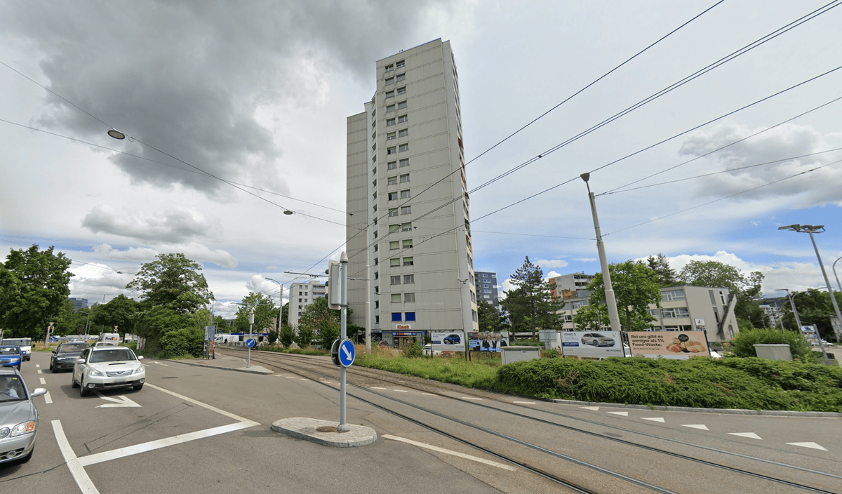 Am Freitagmorgen wurde ein 31-jähriger Mann in der Nähe des Einkaufszentrums Glatt von einem Tram mehrere Meter weit mitgeschleift.