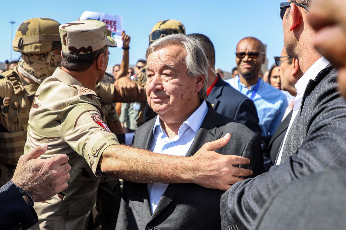 Besuch im Gazastreifen: UNO-Generalsekretär António Guterres, umringt von Bodyguards und ägyptischen Offizieren (20. Oktober 2023). 