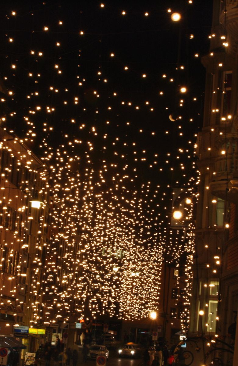Ab den 70er-Jahren schmückte ein Lichtbaldachin als «goldener Regen» die Einkaufsstrasse.