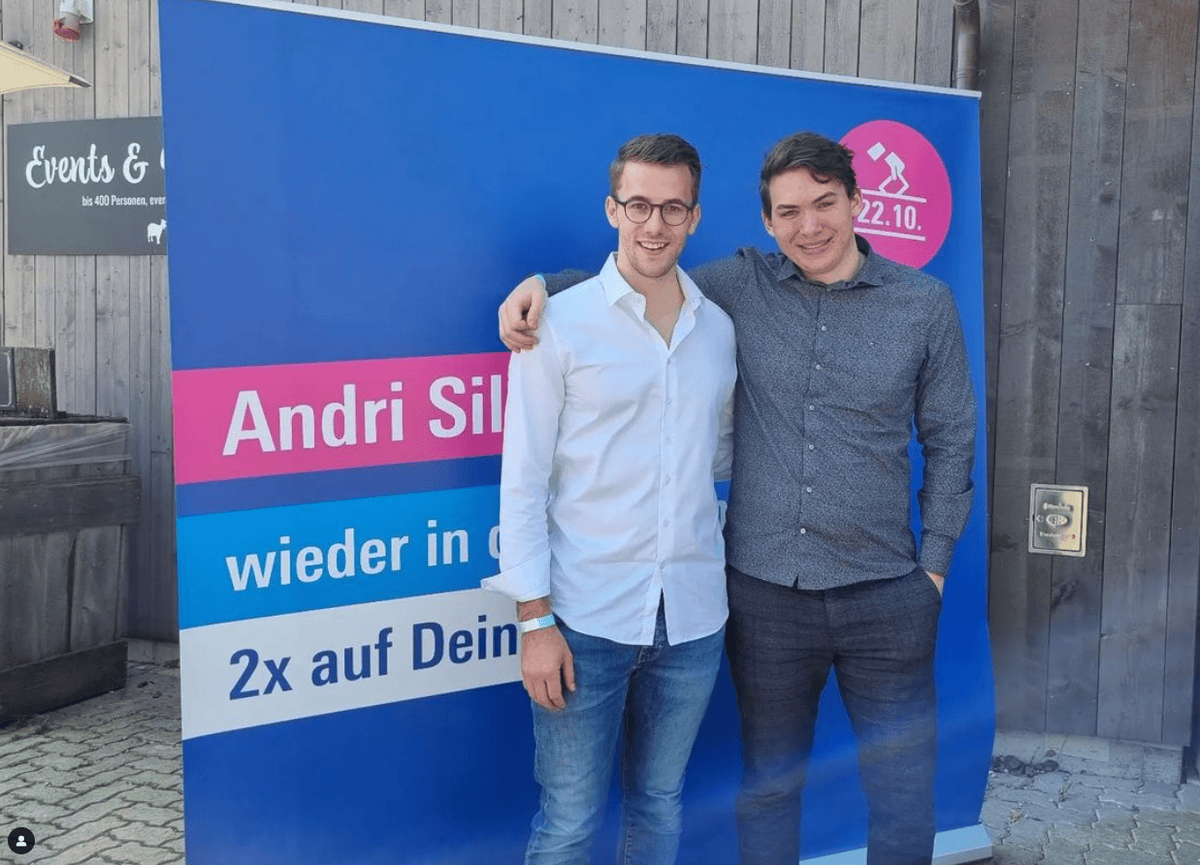 David Noser posiert gemeinsam mit FDP-Nationalrat Andri Silberschmidt.