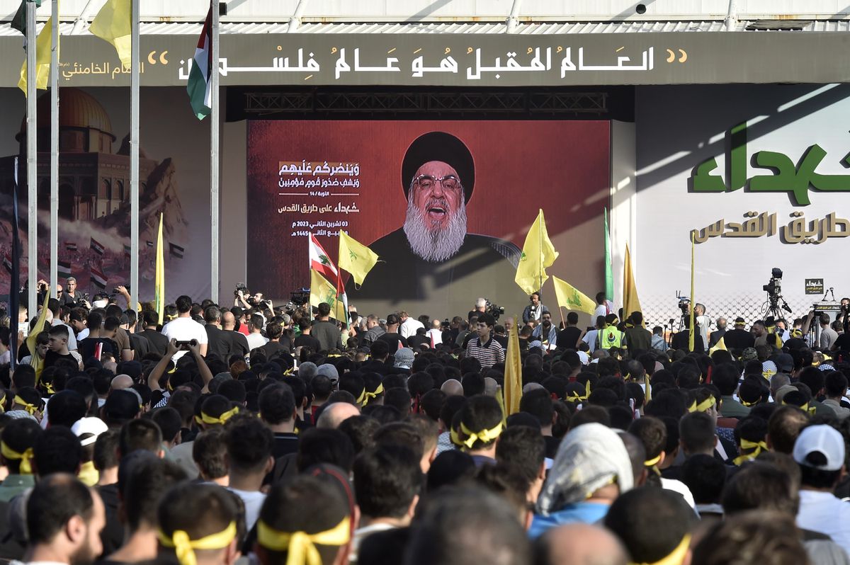 «Alle Szenarien sind möglich»: Hizbollah-Anhänger verfolgen in Beirut die Rede Hassan Nasrallahs, des Chefs der Terrormiliz. 