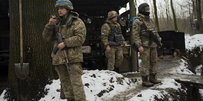 dpatopbilder - Soldaten des staatlichen ukrainischen Grenzschutzes ruhen sich in einer Militärstellung in der Region Sumy aus. Foto: Hanna Arhirova/AP/dpa