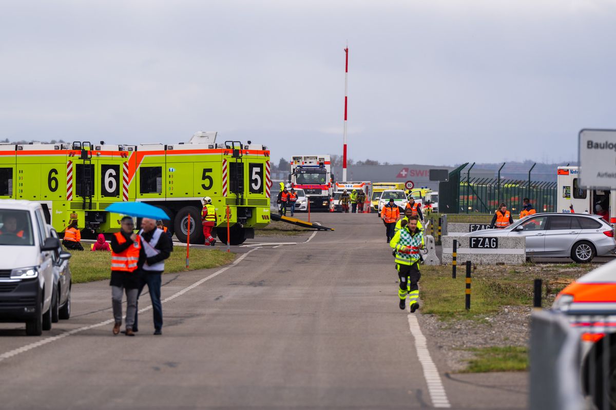 Bei der Übung nahmen rund 450 Einsatzkräfte und 90 Statisten teil. Beteiligt waren neben dem Flughafen Zürich unter anderem auch die Kantonspolizei Zürich, Schutz und Rettung Zürich sowie die Staatsanwaltschaft des Kantons Zürich.