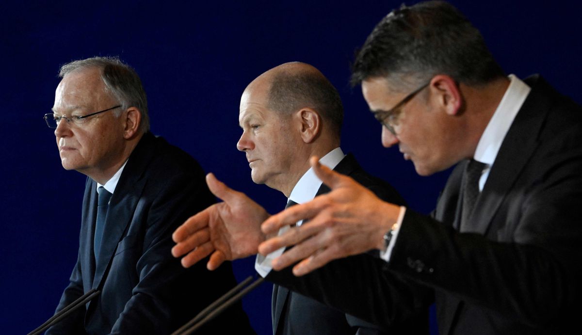 Stephan Weil, Ministerpräsident von Niedersachsen (links), Kanzler Olaf Scholz (Mitte) und der hessische Ministerpräsident Boris Rhein. 
