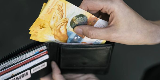 Laut einer Comparis-Umfrage rechnen 28 Prozent der Schweizerinnen und Schweizer 2023 mit weniger Geld im Portemonnaie als im Vorjahr. Schuld sind vor allem steigende Krankenkassenprämien sowie Mieten und Hypothekarzinsen. (Symbolbild)