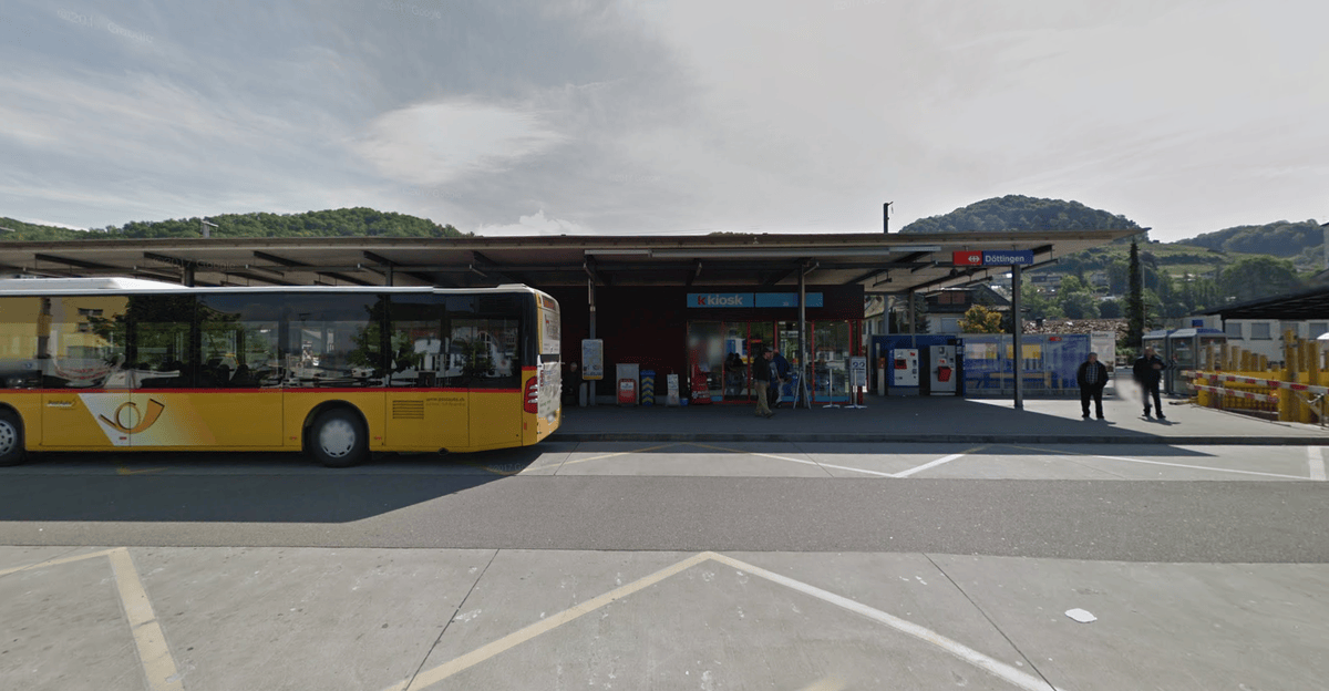 Beim Bahnhof Döttingen wurde ein 45-Jähriger mit einem Messer angegriffen.