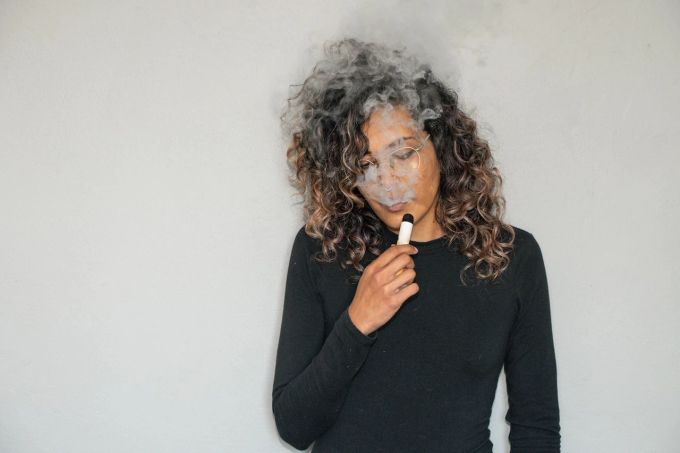 Frau rauch E-Zigarette