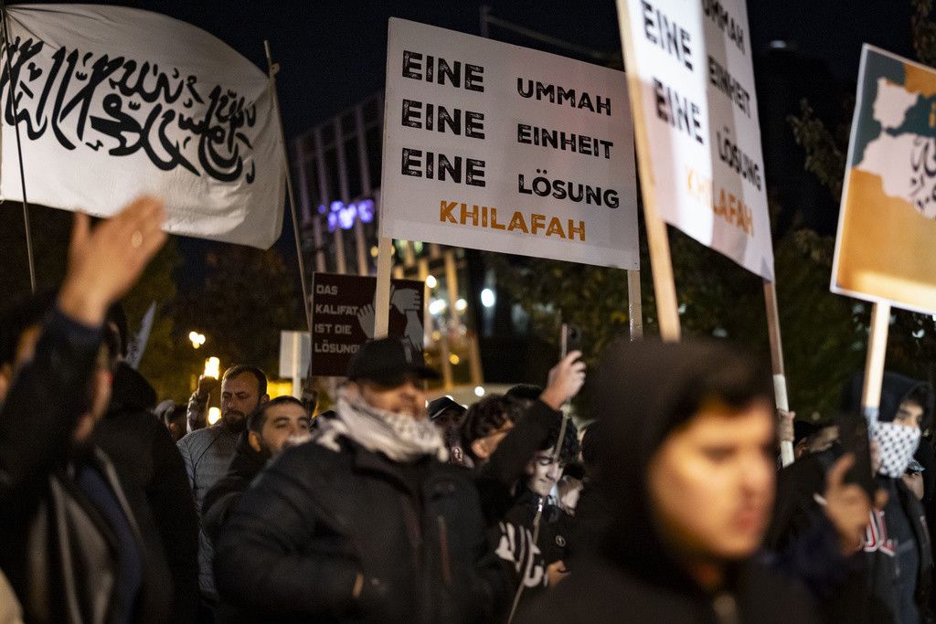 Die Lösung sehen einige Demonstrationsteilnehmer offenbar in einem Kalifat in Deutschland.   